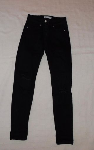 Pantalones negros con rotos