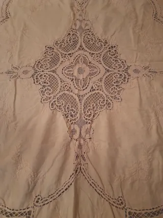 Tovaglia ricamata a mano