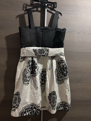 Vestido negro y blanco con flores
