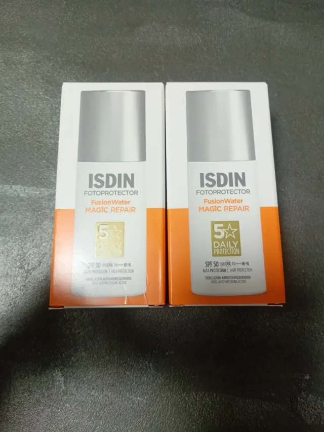 2 ISDIN Fotoprotector Fusion Water Magic Repair
