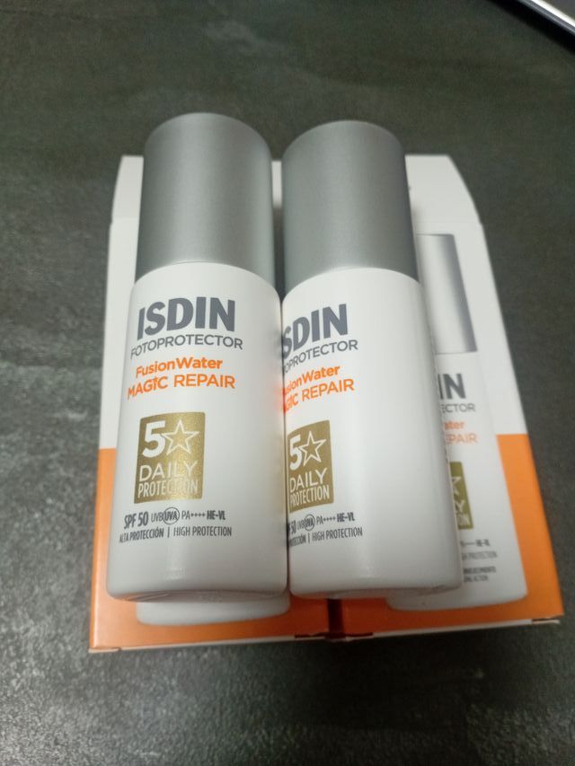 2 ISDIN Fotoprotector Fusion Water Magic Repair