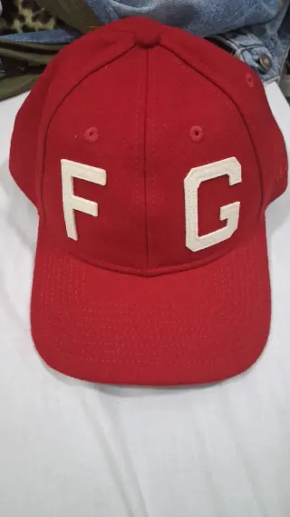 Gorra roja con letras F G