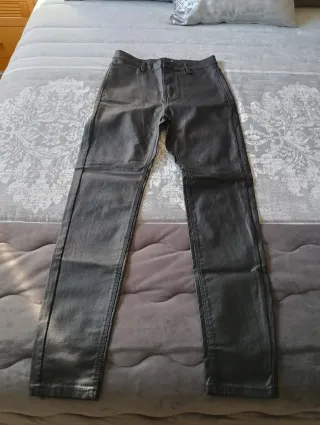 Pantalón efecto piel Stradivarius negro