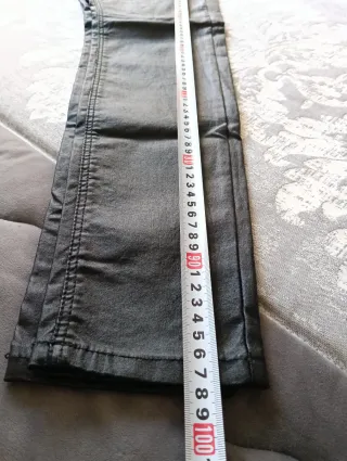 Pantalón efecto piel Stradivarius negro