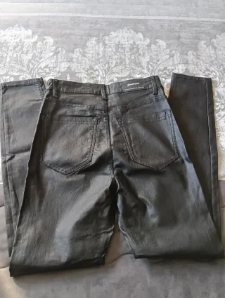 Pantalón efecto piel Stradivarius negro