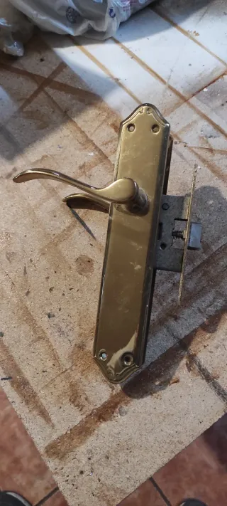 Manilla y cerradura latón puerta