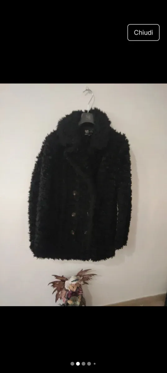 Cappotto nero in pelliccia sintetica