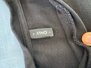 Camiseta sin mangas negra con flecos