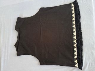 Camiseta sin mangas negra con flecos
