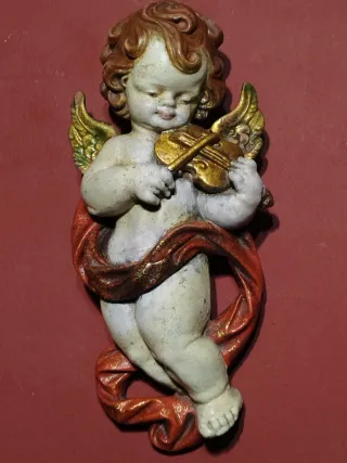 Antiguo ángel músico con violín
