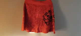 Falda estampada floral roja