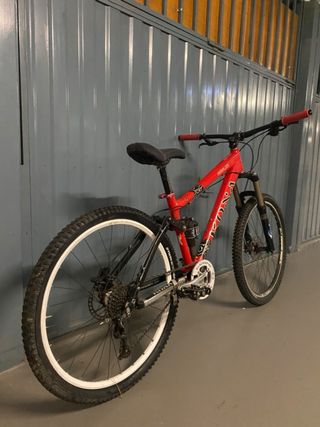 Bicicleta Kona Roja