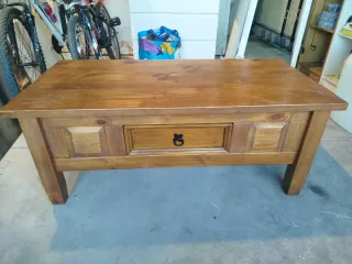 Mesa de centro de madera con cajón