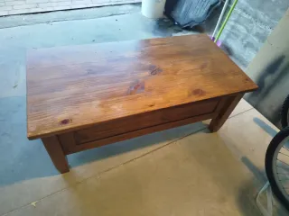 Mesa de centro de madera con cajón