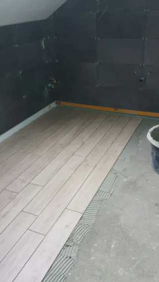 Azulejo porcelánico efecto madera