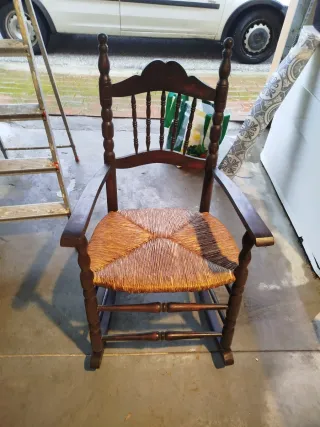 Mecedora antigua de madera y mimbre