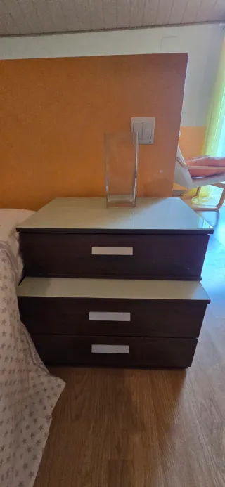 Mesitas de noche de madera y cristal
