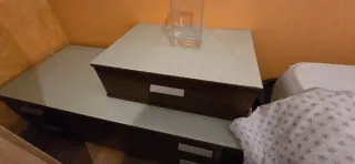 Mesitas de noche de madera y cristal