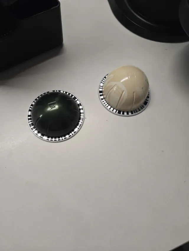 Cafetera Nespresso Blanca y Negra Vertuo