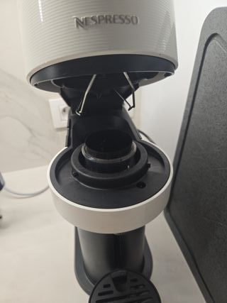 Cafetera Nespresso Blanca y Negra Vertuo