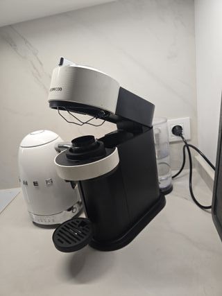 Cafetera Nespresso Blanca y Negra Vertuo