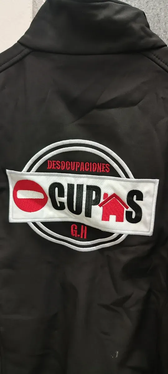 Softshell Desokupa Negro y Rojo