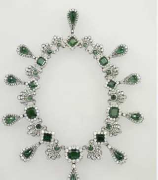 Collar de plata con esmeraldas