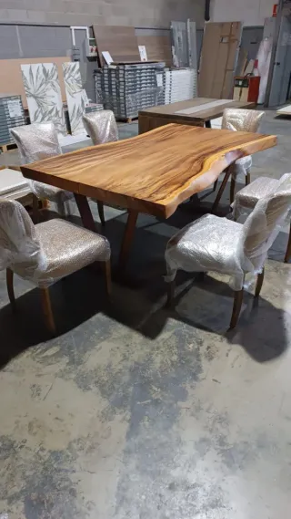 Mesa de madera con 6 sillas