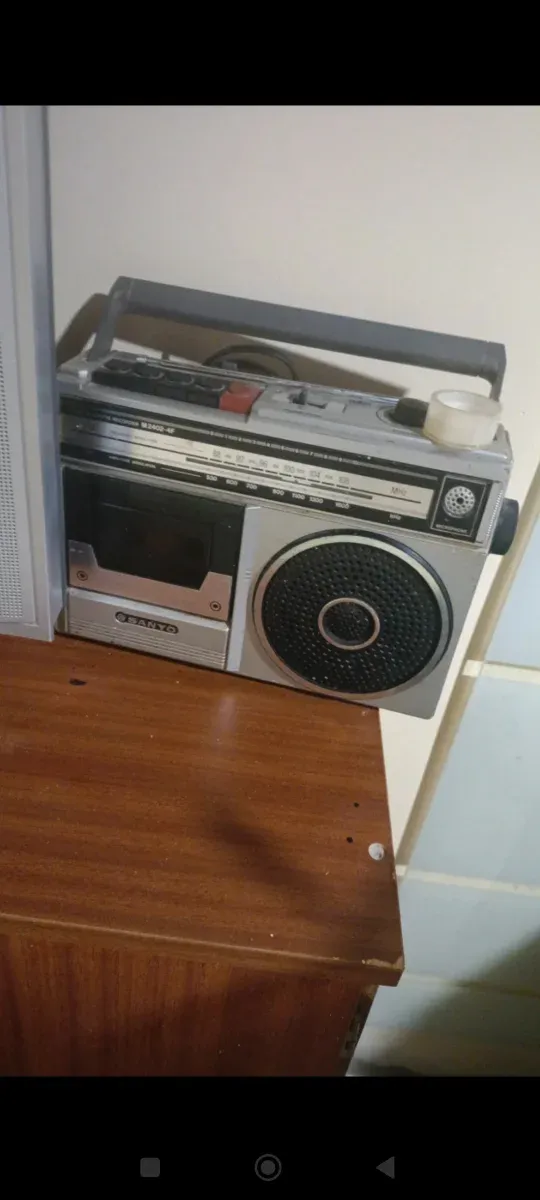 Radio Sanyo Vintage Plata y Negro