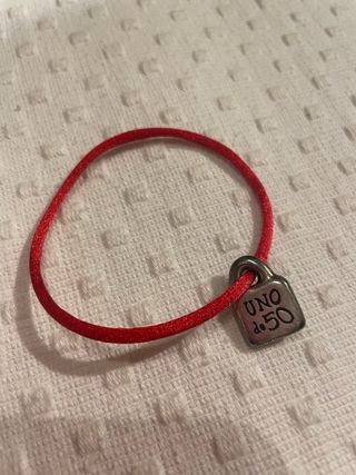 Uno dei 50 braccialetti in corda rossa con lucchetto