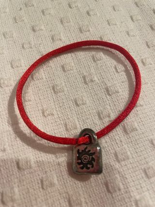 Uno dei 50 braccialetti in corda rossa con lucchetto