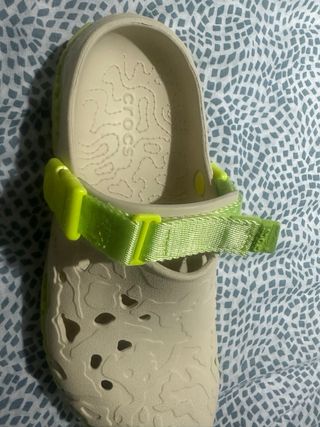 Crocs Atlas Todo Terreno Unisex Hueso/Lima