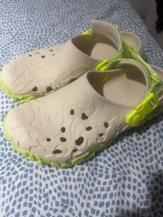 Crocs Atlas Todo Terreno Unisex Hueso/Lima