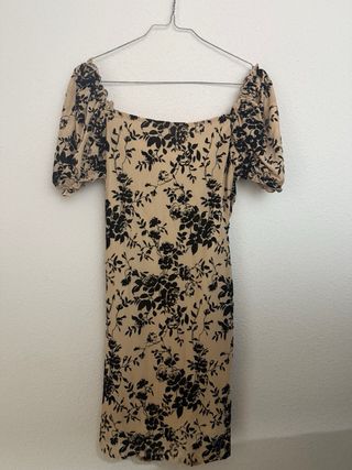 Vestido floral beige y negro para fiesta ceñido