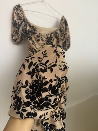 Vestido floral beige y negro para fiesta ceñido