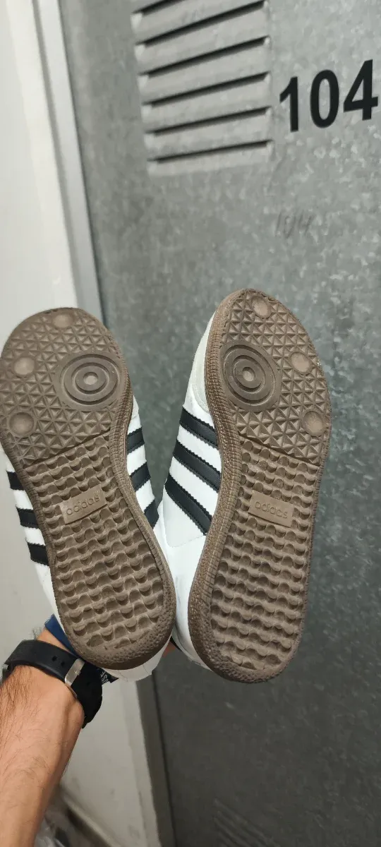 Zapatillas Adidas Samba Talla 42 tienen una mancha