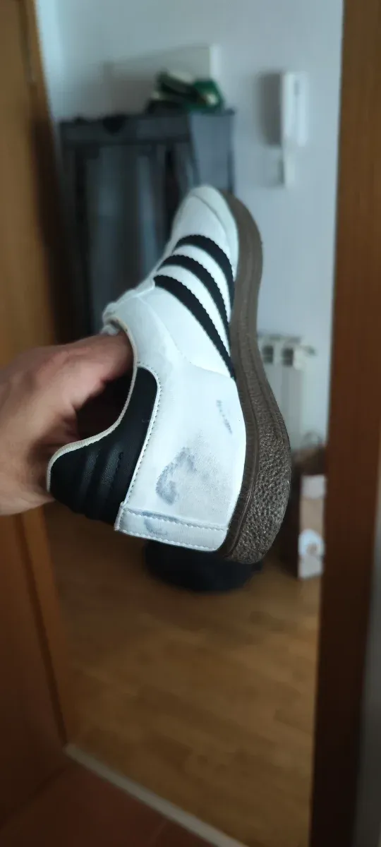 Zapatillas Adidas Samba Talla 42 tienen una mancha