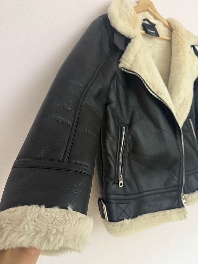 Abrigo biker forro pelo Pull&Bear negro