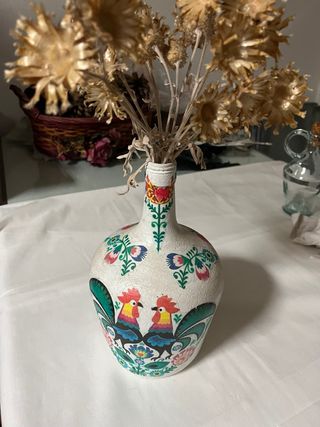Jarrón decorado a mano con gallos