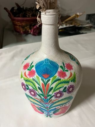 Jarrón decorado a mano con gallos