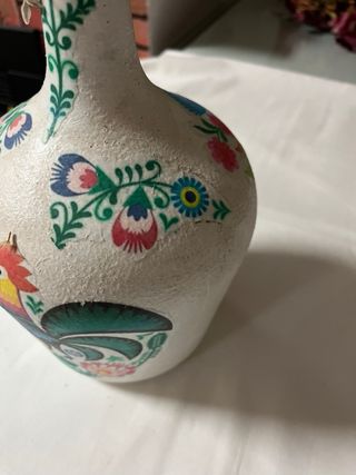 Jarrón decorado a mano con gallos
