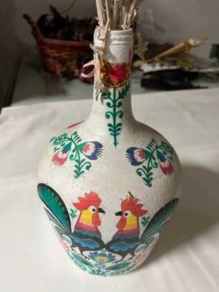 Jarrón decorado a mano con gallos