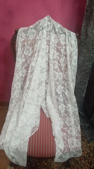 Mantilla blanca encaje rosas
