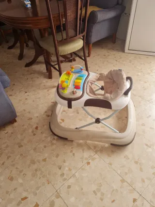 Andador infantil con centro de actividades