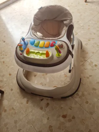 Andador infantil con centro de actividades