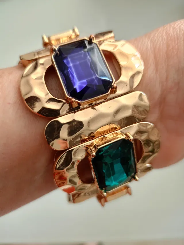 Pulsera dorada con piedras moradas y verdes