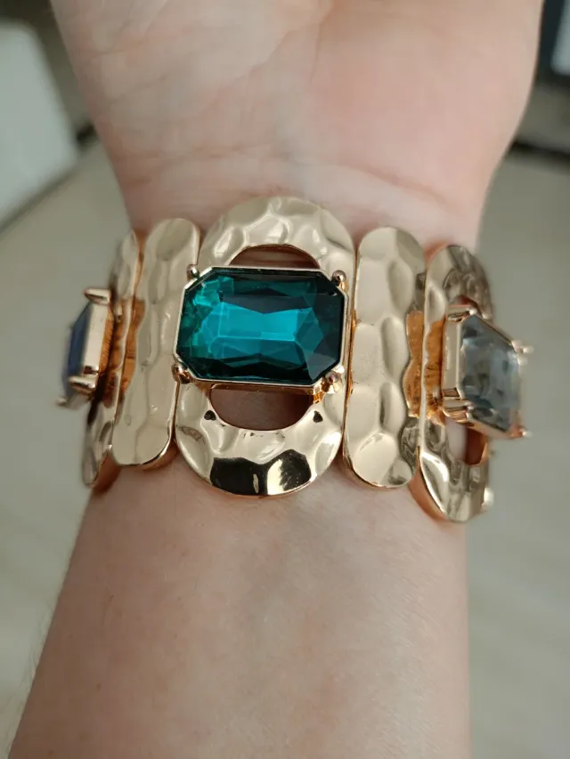 Pulsera dorada con piedras moradas y verdes