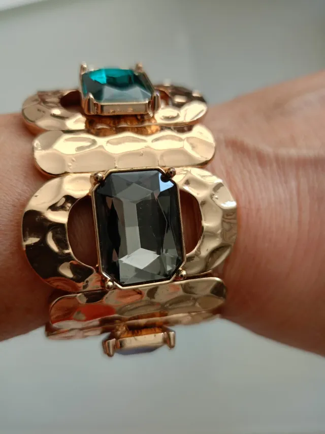 Pulsera dorada con piedras moradas y verdes