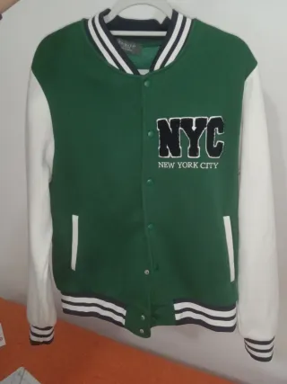 Chaqueta bomber Primark NYC verde y blanco