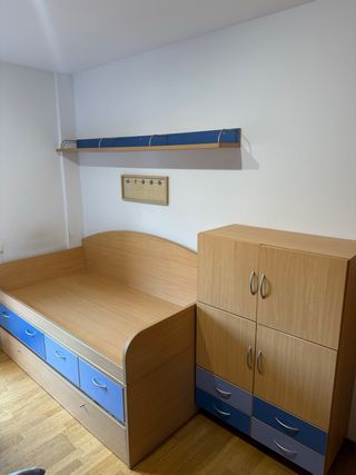Dormitorio, armario y estantes color madera y azul
